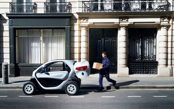 Renault Samsung Motors’ Twizy, a micro electric vehicle (EV) for urban driving, is useful for delivery services. [RENAULT SAMSUNG MOTORS]