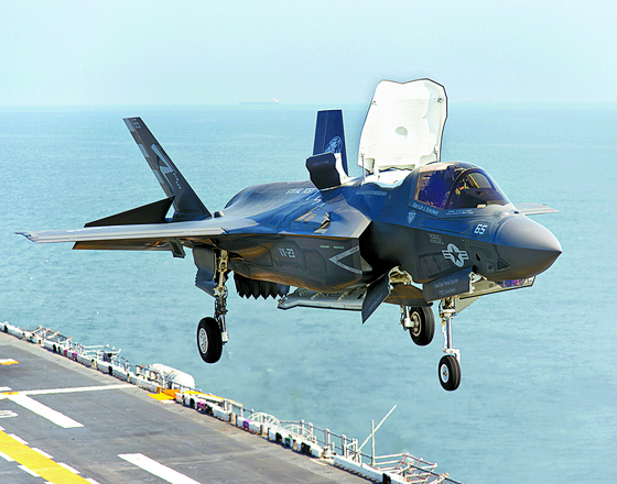 An F-35B jet lands vertically on the USS Wasp carrier in 2013. Korea plans to acquire 20 of these jets to operate on its planned light aircraft carrier from the 2030s. [YONHAP] 
