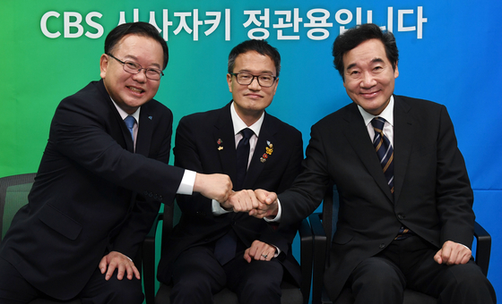 Candidates for chairman of the Democratic Party (DP) attend a debate hosted by CBS on Aug. 18. From left, Kim Boo-kyum, Park Ju-min and Lee Nak-yon.  [YONHAP] 