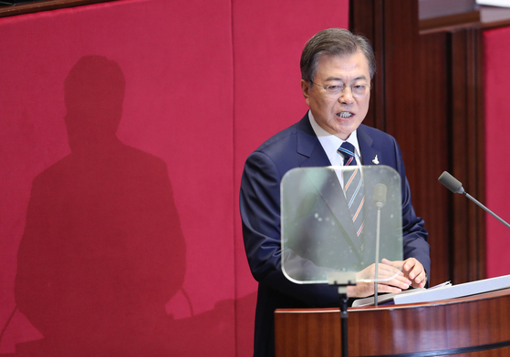 In a speech at the opening session of the National Assembly on July 16, President Moon Jae-in vowed to raise property and transaction taxes for owners of multiple homes in order to stop rich people from making fortunes through speculation. [JOINT PRESS CORPS]