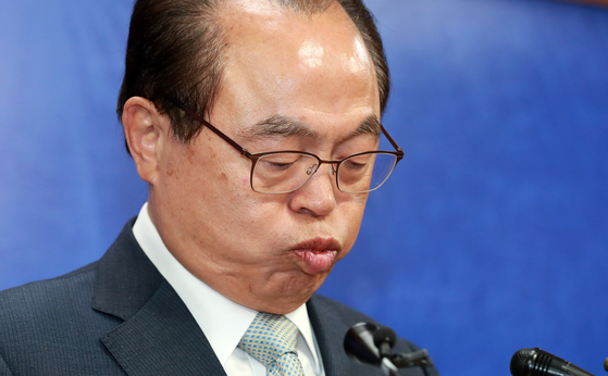Busan Mayor Oh Keo-don holds a press conference on April 23, 2020 to admit that he sexually molested a city hall employee and announced his resignation.  [YONHAP] 