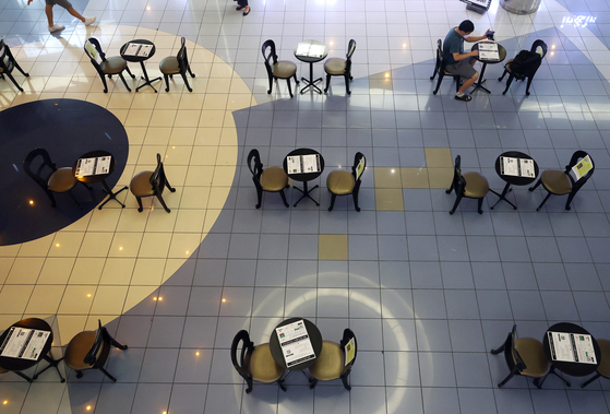 Tables at a theater in Seoul are distanced from each other. [YONHAP]