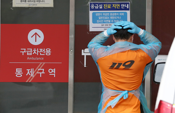 A sign is posted at the entrance to the emergency room of Seoul National University Hospital in central Seoul saying delays were to be expected. Trainee doctors at this hospital and many other major medical centers nationwide are on an indefinite strike to protest the government's plan to increase medical school admissions. [NEWS1]