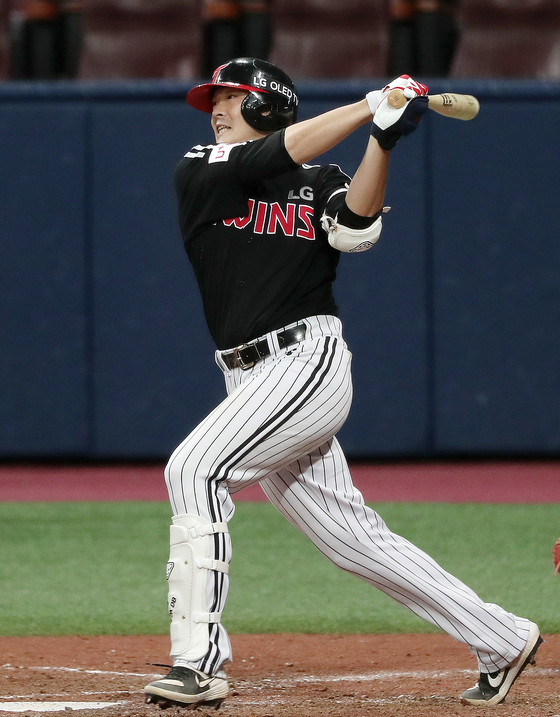Lee Hyung-jong of the LG Twins swings a bat during a game against the Kiwoom Heroes at Gocheok Sky Dome in western Seoul on Aug. 20. [NEWS1] 