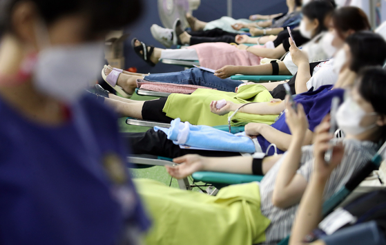 Members of the Shincheonji Church of Jesus in Daegu participate in their second blood plasma donation clinic on Thursday at the Daegu Athletics Promotion Center in Suseong District, Daegu. On the first day of donations, which will continue until Sept. 4, there were 1,100 donors from the religious group who have recovered from the coronavirus. [YONHAP]