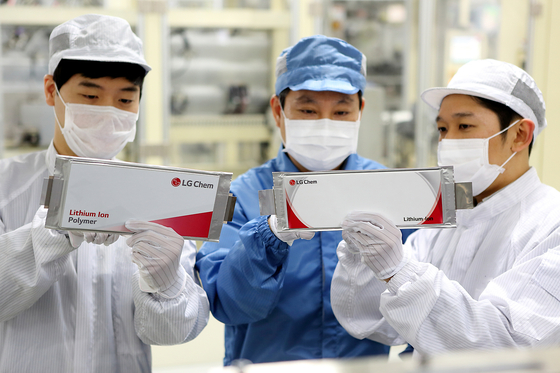 Employees work on a production line at LG Chem’s electric vehicle battery plant in Ochang, North Chungcheong. [LG CHEM]