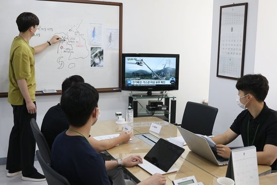 BGF Retail’s task force for Typhoon Bavi holds a meeting at the company’s headquarters in Gangnam District, southern Seoul, on Aug. 26. [BGF RETAIL] 