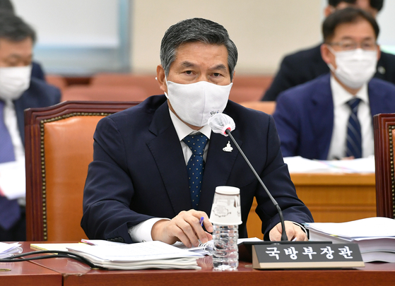 South Korean Defense Minister Jeong Kyeong-doo speaks at a parliamentary hearing on Aug. 25. [OH JONG-TAEK]
