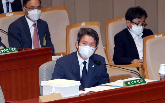 Unification Minister Lee In-young answers a lawmaker's question at a parliamentary hearing on Tuesday. [YONHAP]