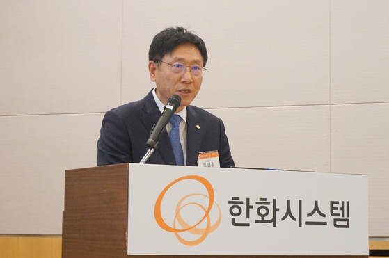 Hanwha Systems CEO Kim Youn-chul speaks at a press conference in October 2019 fy at the Federation of Korean Industries Tower in Yeouido, western Seoul. [YONHAP] 