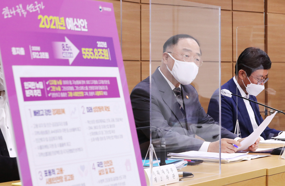 Finance Minister Hong Nam-ki holds a press briefing on the 2021 budget at the government complex in Sejong on Aug. 27. The Ministry of Finance allocated additional funds for the implementation of a mobile ID system in next year's budget finalized Tuesday. [YONHAP]