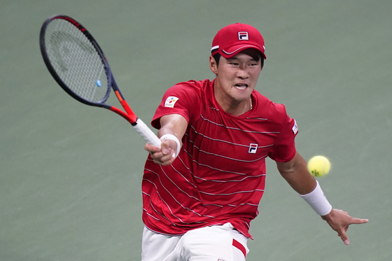 Kwon Soon-woo returns a shot during the second round of the U.S. Open match against Denis Shapovalov of Canada at Billie Jean King National Tennis Center in New York City on Wednesday. [AP/YONHAP] 