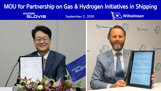 Hyundai Glovis CEO Kim Jung-hoon, left, and Wilh. Wilhelmsen Holding ASA CEO Thomas Wilhelmsen pose for a photo after singing a memorandum of understanding on Wednesday. [HYUNDAI GLOVIS]