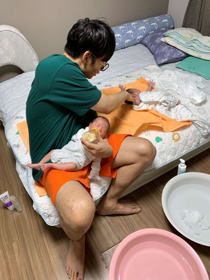Hwang Dae-yeon’s "Raising Twins: 2 Times Harder, 32 Times Happier," is the first prize winning work of the Korean Dads photo contest held jointly by the Swedish Embassy in Seoul and the Ministry of Gender Equality and Family. [EMBASSY OF SWEDEN IN KOREA]