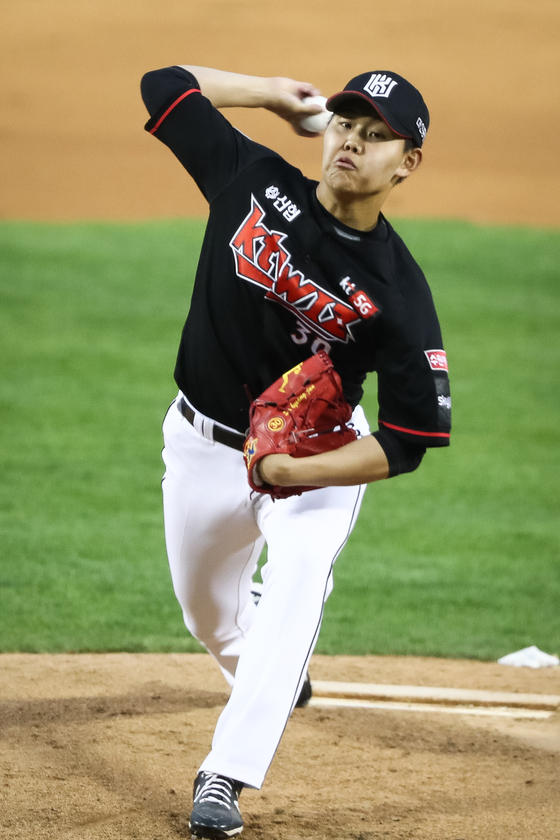 KT Wiz starter So Hyeong-jun throws a pitch during a game against the Doosan Bears at Jamsil Baseball Stadium in southern Seoul on May 8. [NEWS1] 