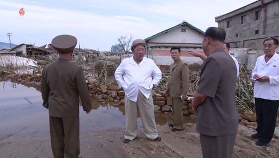 North Korean leader Kim Jong-un, center, inspects an area damaged by Typhoon Maysak in the country's eastern South Hamgyong Province, in a photo published by the Rodong Sinmun, the official newspaper of the ruling party, on Sunday. [YONHAP]
