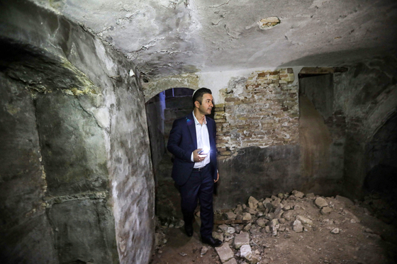 Ranj Abderrahman Cohen, an Iraqi Kurdish Jewish man, stands at a ruined Jewish synagogue in Arbil, the capital of the autonomous Kurdish region of northern Iraq, on July 5. [AFP/YONHAP]
