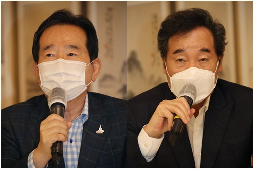 Prime Minister Chung Se-kyun, left, and ruling party leader Lee Nak-yon speak during a meeting held Sunday. [YONHAP]