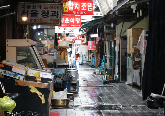 Amid concerns over the spread of the coronavirus, Namdaemun Market in Jung District, central Seoul, is unusually quiet and empty during lunch hour on Monday. [YONHAP]