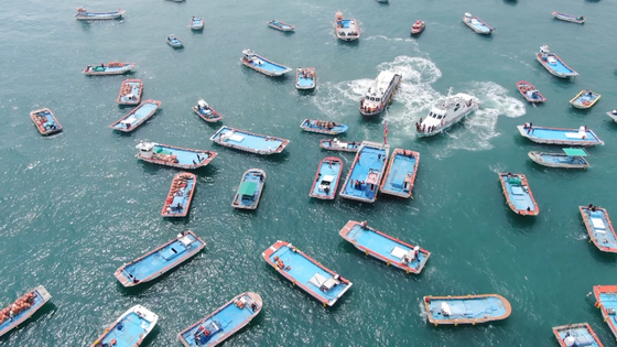 Hundreds of fishing boats from Haenam and Jindo, South Jeolla, confront each other over fishing rights in Maro Waters in the Yellow Sea on Thursday. Around 240 fishing boats from Haenam, South Jeolla and around 150 fishing boats from Jindo engaged in the war of nerves. [YONHAP]