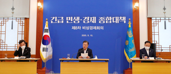 From left, Democratic Party leader Lee Nak-yon, President Moon Jae-in and Finance Minister Hong Nam-ki attend a government emergency economic meeting at the Blue House on Thursday. The government has decided on a 7.8-trillion-won ($6.6-billion) fourth supplementary budget. [YONHAP]