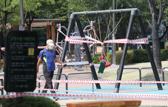 A playground in Gangdong District, eastern Seoul, is closed Wednesday, after a cluster of coronavirus infections was traced to at a call center nearby. [YONHAP]