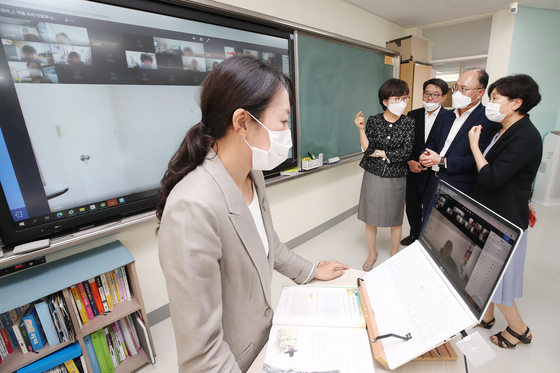 An instructor tries KT's online class platform on Wednesday at Seoul National University Elementary School in southern Seoul. [KT]