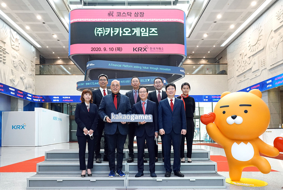 Kakao Games officials celebrate the company's public listing on Sept. 10 at the exchange's headquarters in Yeouido, western Seoul. [KAKAO GAMES]