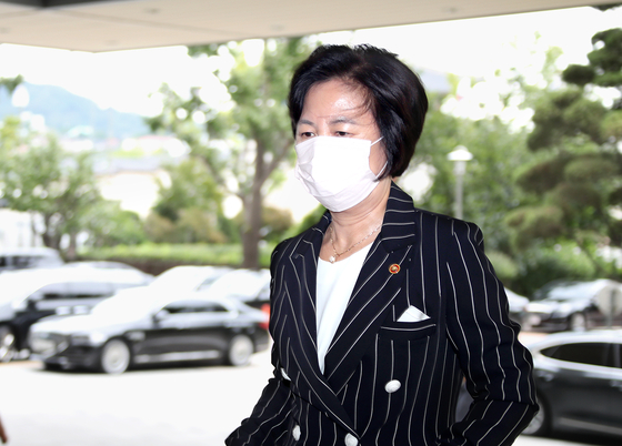 Justice Minister Choo Mi-ae arrives at the government complex in central Seoul on Friday to attend a cabinet meeting hosted by the prime minister. [YONHAP]