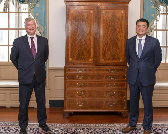 Korean First Vice Foreign Minister Choi Jong-kun, right, and U.S. Deputy Secretary of State Stephen Biegun pose for a photograph after holding a meeting at the U.S. Department of State in Washington on Thursday. [YONHAP]