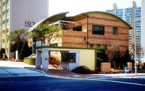 A management center built to look similar to a cafe in Uiwang, Gyeonggi, in a file photo from 2001. [JOONGANG PHOTO]
