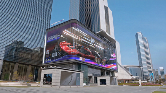 Samsung Electronics on Monday announces a smart signage partnership with Seoul-based digital media company d’strict. The two companies are planning to produce new media art pieces and present them on Samsung’s LED billboards installed at landmarks worldwide, including Times Square in New York City and Duomo Cathedral in Milan. [YONHAP] 