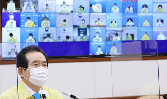 Prime Minister Chung Sye-kyun presides over a meeting of the Central Disaster and Safety Countermeasure Headquarters Sunday at the Central Government Complex in Gwanghwamun, downtown Seoul. [NEWS1]