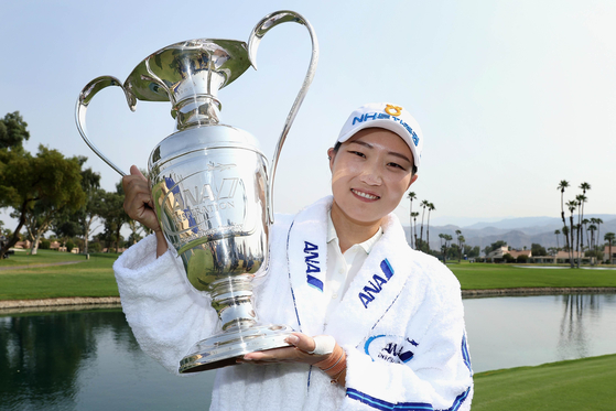 Lee Mi-rim poses for a photo with her trophy after winning the ANA Inspiration in a sudden-death playoff at the Dinah Shore course at Mission Hills Country Club in Rancho Mirage, California, on Sunday. [GETTY IMAGES/YONHAP] 