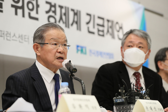 Vice Chairman Kwon Tae-shin of the Korea Federation of Industries speaks to the press. [YONHAP]