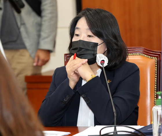 Rep. Yoon Mee-hyang of the Democratic Party (DP) attends a meeting of the National Assembly's Environment and Labor Committee on Tuesday.  [YONHAP] 