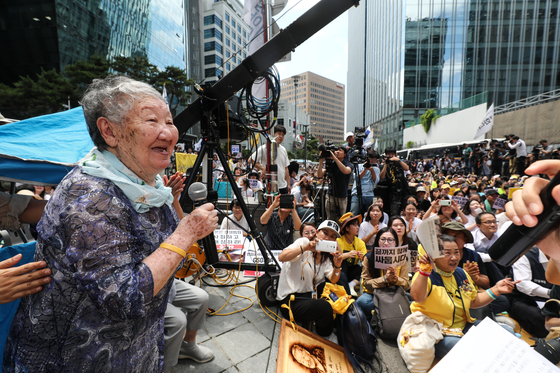 In this file photo, Gil Won-ok, a comfort woman survivor, talks during a public rally demanding Japan's apology on Aug. 14, 2019.  [YONHAP]