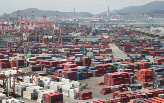 Shipments stocked up at a port in Busan on Sept. 1. [NEWS1]