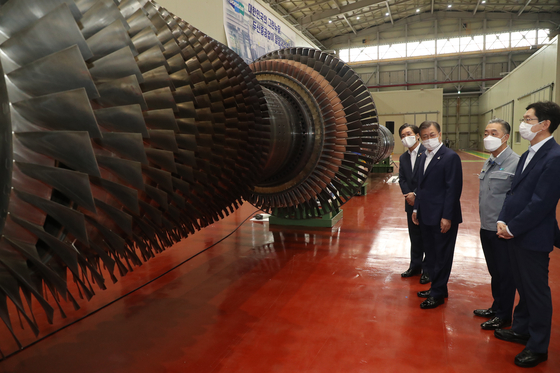 President Moon Jae-in, second from left, views a gas turbine during a tour of Doosan Heavy Industries & Construction at the National Industrial Complex in Changwon, South Gyeongsang, Thursday, as he pushes for his New Deal initiative. [YONHAP]