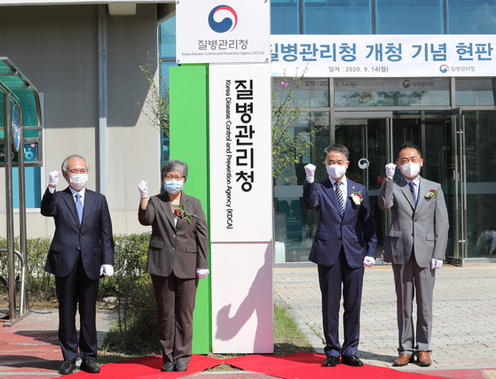 The Korea Disease Control and Prevention Agency (KDCA) opens its new office in Osong, North Chungcheong, on Monday after being upgraded to a standalone agency. Health Minister Park Neung-hoo, second from right, and KDCA Commissioner Jeong Eun-kyeong, attend the agency's opening ceremony. [NEWS1]