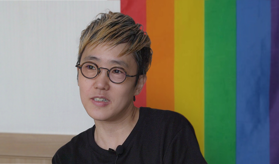 Yang Sun-woo, chairperson of the Seoul Queer Culture Festival Organizing Committee this year, sits down for an interview with the Korea JoongAng Daily prior to the opening of the festival on Sept. 18, sharing thoughts on the festival's 20th anniversary this year. [JEON TAE-GYU]