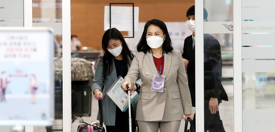 Trade Minister Yoo Myung-hee arrives at Incheon International Airport on Sept. 19 from the United States, after passing the first stage of the nomination process for the top post at the World Trade Organization. [NEWS 1]