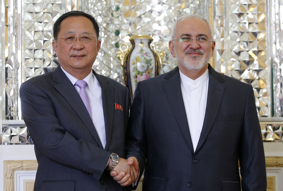 Iran's Foreign Minister Mohammad Javad Zarif, right, shakes hands with North Korea's Foreign Minister at the time, Ri Yong-ho, during a meeting in Tehran on August 7, 2018. [AFP/YONHAP]
