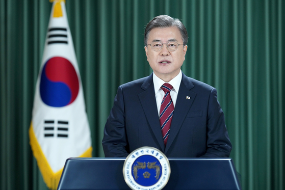 President Moon Jae-in gives a videoconference speech for a high-level meeting of the United Nations on Monday. Moon gave the address as the chair of the Mikta, a group of five middle powers.  [YONHAP] 