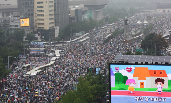 Protesters rally in Gwanghwamun, central Seoul, on Aug. 15, Korea's Liberation Day. The demonstration led to over 600 coronavirus infections, with the number still growing. [YONHAP] 