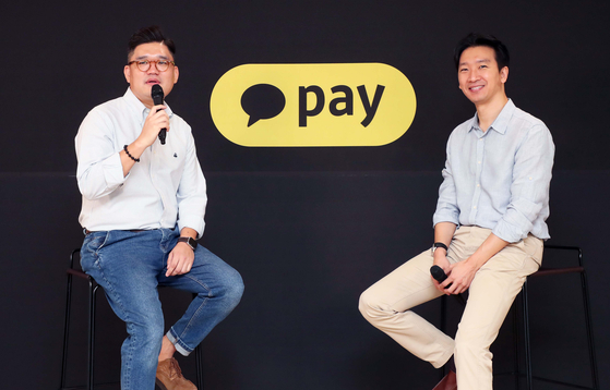 Kakao Pay senior manager of asset management Kim Sung-hoon, left and Kakao Pay CPO Lee Seung-hyo give a presentation to the press at an online seminar on Thursday. [KAKAO PAY]