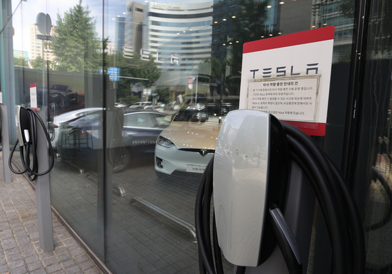 With Tesla's announcements related to its future battery business, including a $25,000 electric vehicle becoming available soon, at the much anticipated Battery Day conference on Sept. 22, investors soured on Korea's battery makers. Shares of LG Chem fell by 1.41 percent and SK Innovation by 1.99 percent. The photo shows Tesla's Gangnam showroom on Sept. 23. [YONHAP]