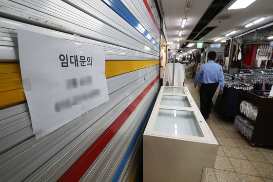 A shuttered store in Dongdaemun District, eastern Seoul, with a sign seeking new tenants is pictured on Sept. 18 as the coronavirus continues to take a heavy toll on small shops. [YONHAP]