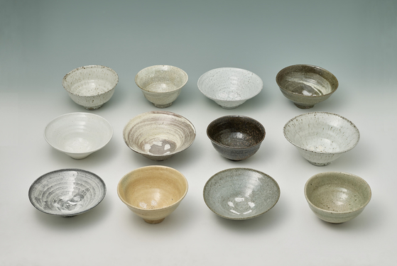Bowls by ceramic artist Kwon Dae-sup now on view at Park Ryu Sook Gallery in Seoul. [PARK RYU SOOK GALLERY]