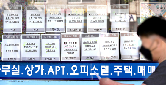 Postings on the window of a real estate agency in Mapo District, western Seoul, on Sept. 22. The average jeonse price of a one-room apartment in Seoul that is smaller than 30 square meters (323 square feet) was about 162.5 million won ($139,000) in August, a 16 percent increase from January. [YONHAP] 
